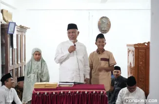 Gubernur Sumbar Beri Bantuan saat Safari Ramadan di Masjid Al Ihsan Nagari Salayo Tanang