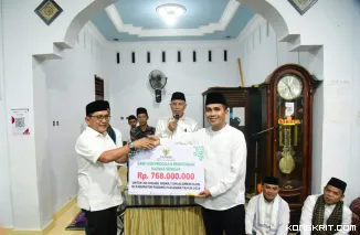 Gubernur Sumbar Serahkan Bantuan di Safari Ramadan, Dukung Renovasi Masjid dan Pendidikan di Padang Pariaman