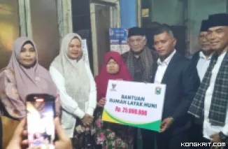 Keluarga Amril dan Nurijah Terima Bantuan Rumah Layak Huni dari Bupati Solok