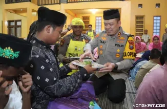 Kapolres Tulungagung AKBP Muhamad Taat Resdi membagikan makanan bergizi gratis di panti asuhan