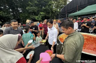 Momen Wapres Gibran Bersama Chef Bobon Santoso dalam Kegiatan Memasak untuk Warga Palmerah