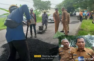 UPT PJJ Kauman saat melakukan penambalan jalan berlubang poros Cuiri - Karangrejo (Insert : Wabup Ahmad Baharudin didampingi Sekdin PUPR Tulungagung Agus Sulistiono).