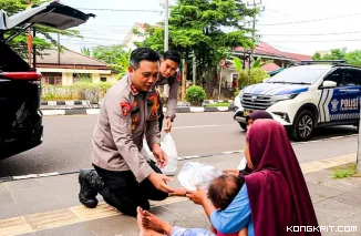 Polres Musi Banyuasin Bagikan Takjil kepada Masyarakat di Kota Sekayu