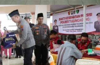 Kapolres Tulungagung AKBP Muhammad Taat Resdi saat memberikan bantuan paket sembako kepada salah satu penerima