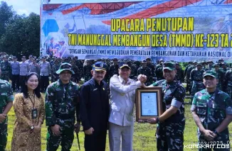 Kasdam V Brawijaya Brigjen TNI Terry Tresna Purnama bersama Bupati Tulungagung Gatut Sunu Wibowo menunjukkan naska berita acara TMMD ke 123