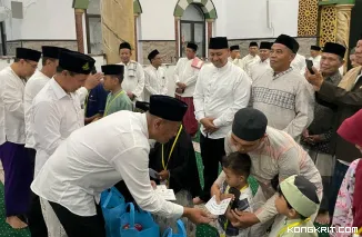 Bupati dan Wakil Bupati Tulungagung saat memberikan santunan kepada sejumlah anak yatim piatu pada acara Safari Ramadhan di Masjid Al Huda