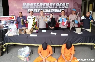 Kapolres Tulungagung didampingi Wakapolres, Kasat Reskrim, KBO Reskrim Kasi Propam dan Kasi Humas menunjukkan BB dan Tersangka saat press rilis kasus Handak Ilegal