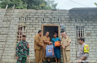 Wabup Ahmad Baharudin didampingi Kalaksa BPBD Tulungagung Robinson Nadeak Camat Ngantru dan Kades Padangan serahkan bantuan kepada warga terdampak bencana