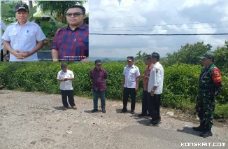 Wabup Ahmad Baharudin didampingi Yudha Sawung Permadi anggota DPRD saat meninjau lokasi jalan rusak di wilayah Desa Karanganom kecamatan Kauman