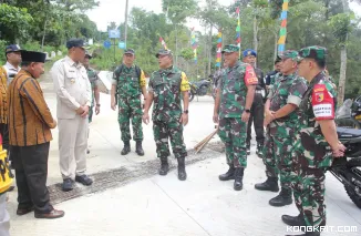 Wadan Pusterad Mayjend TNI Herianto didampingi Danrem 081, Dandim 0807 dan jajaran Forkopimda Tulungagung tinjau lokasi pembangunan rabat jalan di desa Nglurup