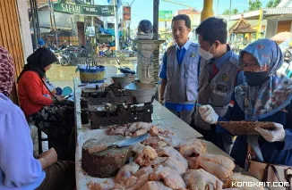 Petugas Disnakkeswan Tulungagung saat melakukan pengawasan dan sosialisasi di salah satu pedagang