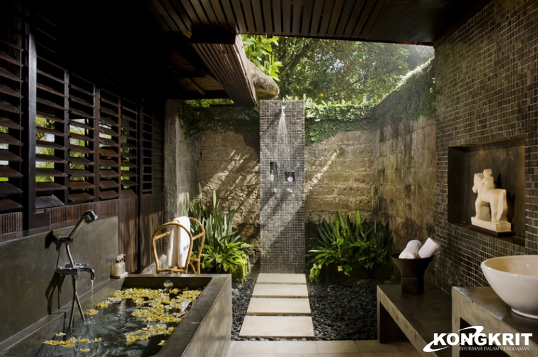 5 Desain Kamar Mandi Outdoor Minimalis Ala Bali, Tren Terbaru dan Inspiratif untuk Rumah Modern. (Foto : Dok. Istimewa)