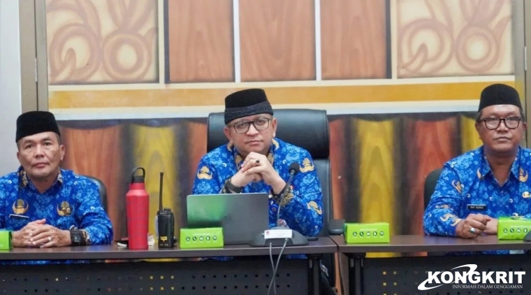 Sekretaris Daerah Kota Padang, Andree Algamar, memimpin rapat virtual dan menjadi pimpinan Tim Penerapan SPM, memberikan penekanan pada keterbukaan dan efisiensi dalam proses evaluasi.