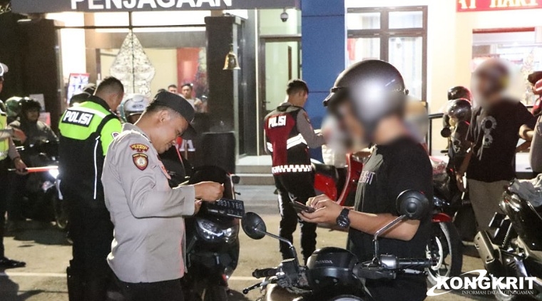 Sejumlah petugas saat memeriksa surat - surat kelengkapan kepada pengendara motor di halaman Mapolres Tulungagung