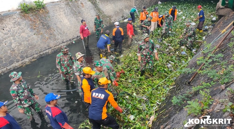 Personel Kodim 0807 bersama BPBD Tulungagung dan Instansi terkait lainnya serta para relawan membersihkan tanaman liar dan sampah di sungai