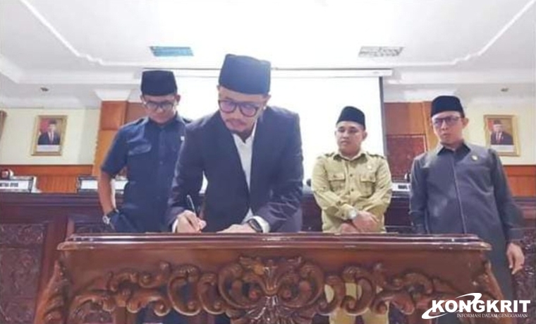 Erman Safar, Wali Kota Bukittinggi, dan DPRD setempat sepakat menandatangani perjanjian untuk Rancangan Peraturan Daerah tentang ketertiban umum dan kota layak anak pada Senin, 8 Januari 2024.