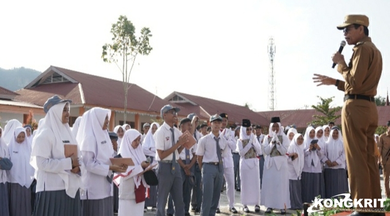 Bupati Safaruddin Pimpin Upacara di SMA 2 Harau, Buka Program Dukcapil Goes To School.