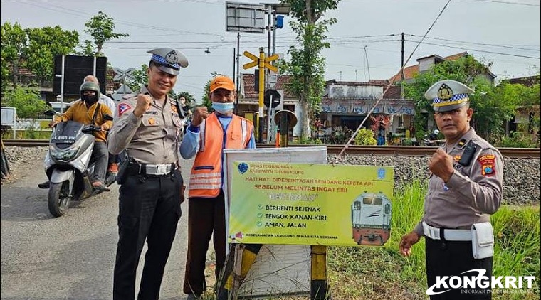 Petugas Unit Kamsel Satlantas Polres Tulungagung memasang banner himbauan dan sosialisasi cegah lakalantas di wilayah Desa Polosokang