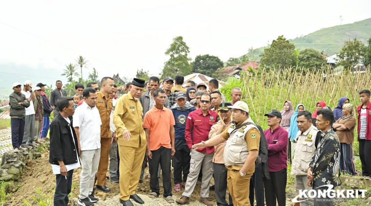 Gubernur Sumbar Meninjau Lokasi Rencana Pembangunan Jembatan Nagari Aie Dingin di Kabupaten Solok