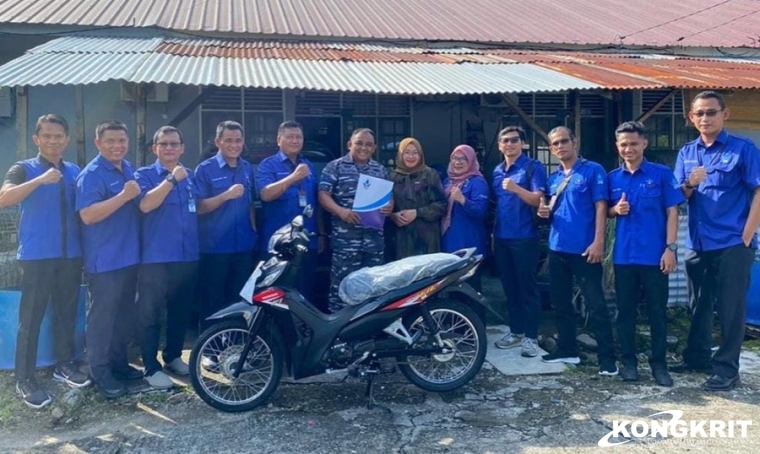 Senin, 15 Januari 2024, Iwin Hartono, pelanggan setia Perumda Air Minum Kota Padang, berhasil meraih hadiah utama berupa sepeda motor Honda Revo Fit 125 pada momen Gebyar HUT ke-49 Perumda AM Kota Padang.