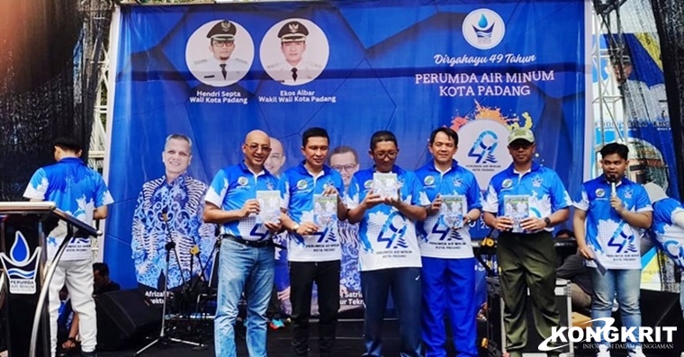 Perumda Air Minum Padang merayakan momen ulang tahun ke-49 tahun dengan merilis sebuah buku berjudul &quot;Melayani Optimal, Berbuat Maksimal&quot;. Foto: Dok. Humas.