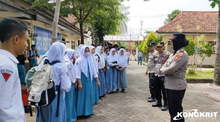 Kapolsek Pakel Iptu Retno Pujiarsih saat melaksanakan Binluh di SMAN 1 Pakel