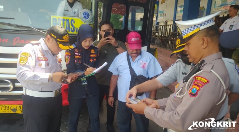 Petugas Satlantas Polres Tulungagung bersama Dishub saat melakukan pemeriksaan surat - surat kelengkapan kendaraan