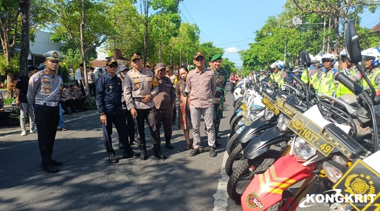 Kapolres Tulungagung bersama PJ Bupati, Dandim 0807 dan Forkopimda lainnya saat memeriksa personel dan sarana prasarana