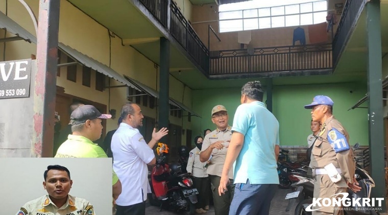 Petugas Satpol PP Tulungagung bersama petugas Kelurahan Bago saat merazia salah satu tempat kos. (Insert : Kepala Bidang Penegakan Peraturan Daerah dan Peraturan Bupati Satpol PP Kabupaten Tulungagung, Ade Fitra Wijaya)