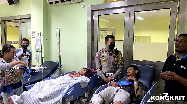 Kasatlantas Polres Tulungagung AKP Jodi Indrawan saat menjenguk korban lakalantas di RS Iskak.
