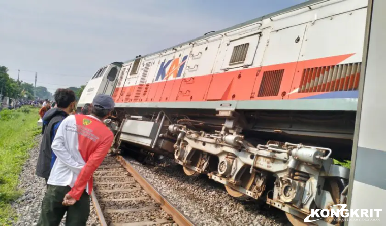 Kecelakaan Kereta di Sidoarjo, Evakuasi Dramatis, 2 Sarana Masih Terkatung. (Foto : Dok. Istimewa)