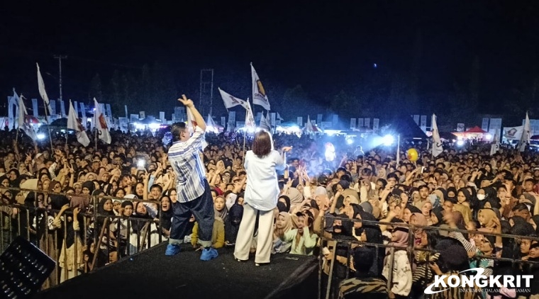 Konser &quot;Indonesia Maju&quot; Prabowo - Gibran di Lapangan Bola Sungai Abang, Lubuk Alung, Padang Pariaman, Minggu malam (4/2/2024)