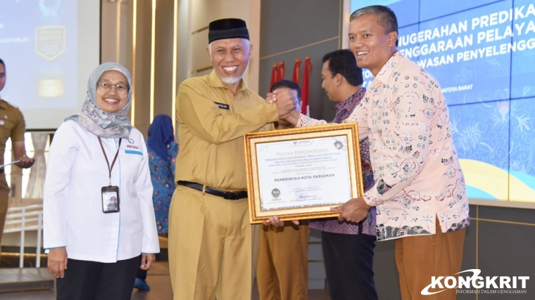Pejabat Wali Kota Pariaman, Roberia menerima Penghargaan Opini Pengawasan Penyelenggaraan Pelayanan Publik 2023 oleh Gubernur Sumatera Barat (Senin, 8 Januari 2024).