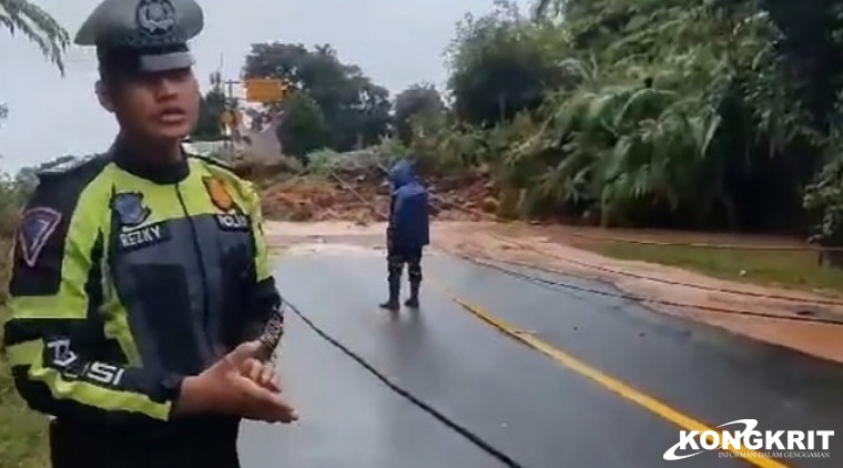 Brigadir Rizky Pahlawan, dari Satlantas Polres Limapuluh Kota melaporkan kejadian longsor. (Foto : Screenshoot FB Mimbar Sumbar)