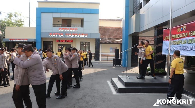 Personel Polres Tulungagung saat mengikuti latihan beladiri di depan Mapolres setempat