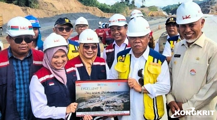 Menteri PUPR, Basuki Hadimuljono didampingi Gubernur Sumbar Mahyeldi meninjau jalan Tol seksi Padang - Sicincin, Kamis (11/1/2024)