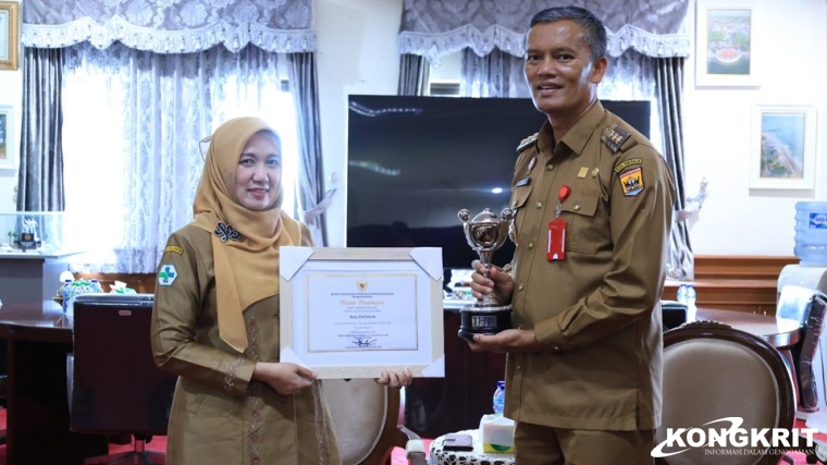 Lucyanel Arlym Menyerahkan Piagam Penghargaan dan Trophy Anugerah Parahita Ekapraya (APE) kepada Pj Wali Kota Pariaman Roberia (Selasa, 9 Januari 2024).