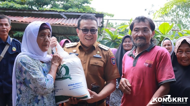 Pj Wali Kota Payakumbuh saat menyerahkan Bantuan Pangan