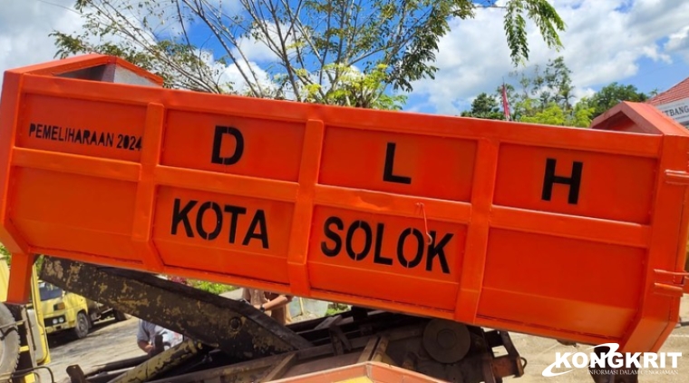Penyerahan bak kontainer yang telah diperbaiki dilakukan di kantor Dinas Lingkungan Hidup (DLH) Kota Solok pada Senin, 22 Januari 2024.