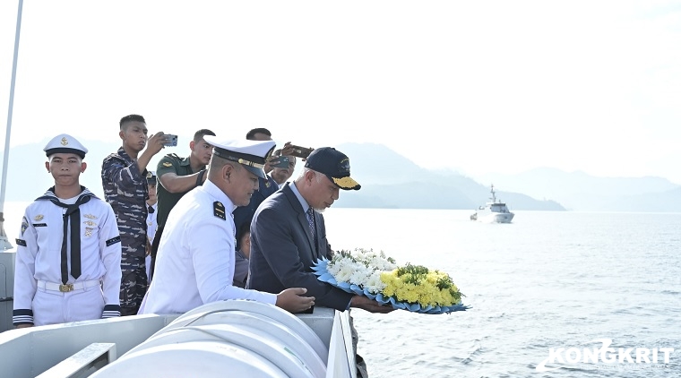 Peringatan Hari Dharma Samudera: Gubernur Sumbar Memimpin Upacara Tabur Bunga di Atas KRI Cakalang