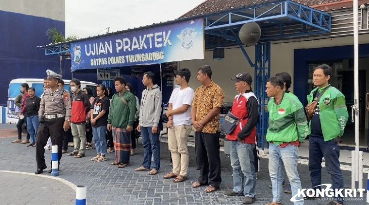 Permudah Layanan Praktek SIM, Satlantas Polres Tulungagung Sajikan Nasi Tiwul Kepada Komunitas Ojol