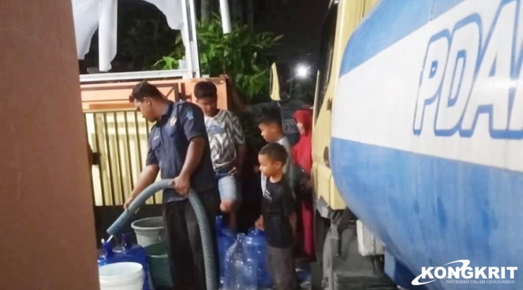Perumda Air Minum Kota Padang Berikan Bantuan Air Bersih Melalui Mobil Tangki Selama Perbaikan Kebocoran Pipa PDAM