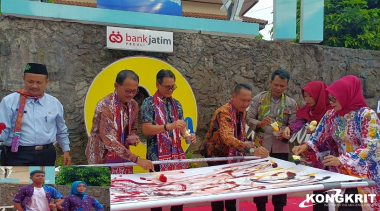 Pj Bupati (tengah) didampingi Sekdakab, Kadindik, perwakilan Polres Tulungagung dan KS SMPN 1 Kedungwaru