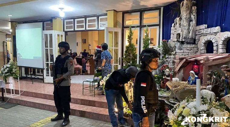 Personel Polres Tulungagung saat melakukan sterilisasi di salah satu gereja