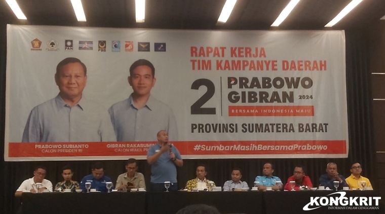 Ketua Tim Kampanye Daerah (TKD) Sumatera Barat, Andre Rosiade  memaparkan strategi pemenangan Prabowo Gibran, saat Rapat Kerja (Raker) bersama seluruh TKD dan Ketua Partai Politik Kab/Kota di Sumbar yang tergabung di KIM, Senin malam (27/11/2023).