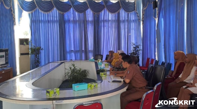 Perwakilan Organisasi Perangkat Daerah (OPD) yang tergabung dalam Tim Pengendalian Inflasi Daerah (TPID) Kabupaten Pasaman Barat mengikuti Rapat Koordinasi (Rakor) melalui Vidcon dengan Kementerian Dalam Negeri Republik Indonesia.