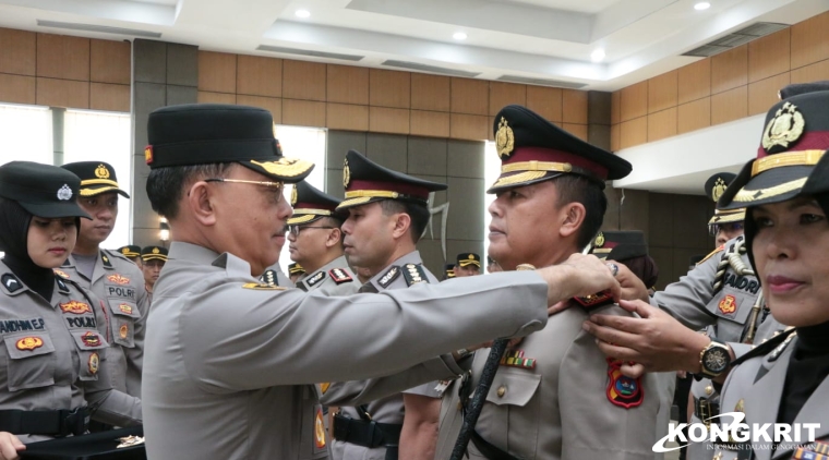Polda Sumbar menggelar upacara serah terima jabatan (sertijab) pada hari Jumat, 12 Januari 2024 di ruang Jenderal Hoegeng Mapolda Sumbar.