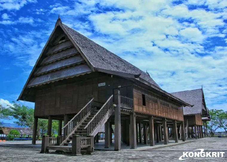 Rumah Adat Sulawesi Barat, Keindahan Arsitektur dan Filosofi yang Tersembunyi. (Foto : Dok. Istimewa)