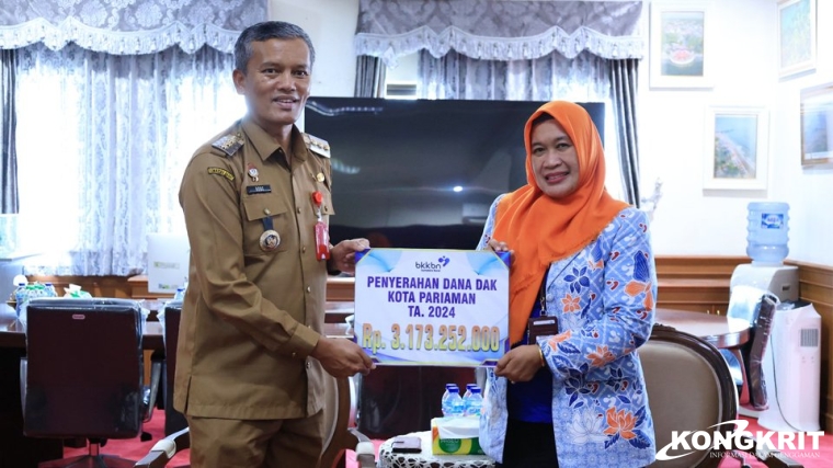 Pejabat Wali Kota Pariaman, Roberia, secara simbolis menerima Dana Alokasi Khusus (DAK) dari Kepala BKKBN Sumbar, Fatmawati (Selasa, 9 Januari 2024).