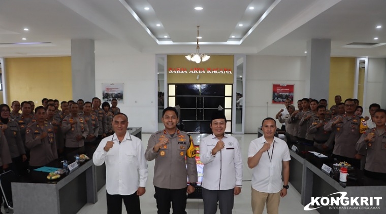 Kapolres Tulungagung foto bersama dengan Tim Kompolnas di gedung SAR Mapolres setempat